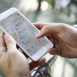 Registro da localização do aparelho celular e recebimento de horas extras